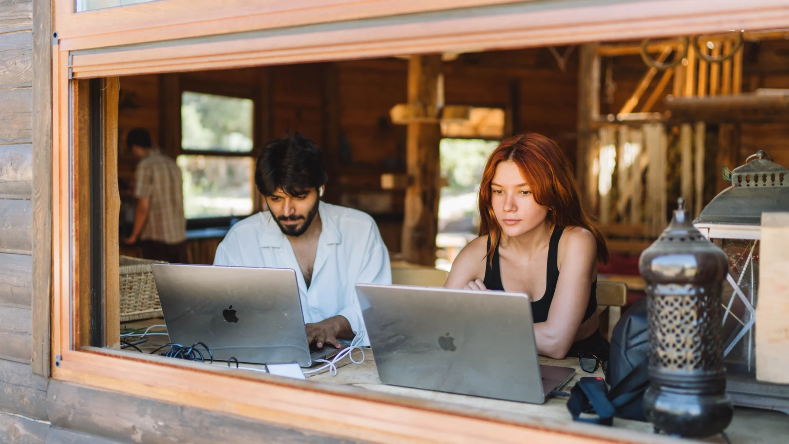 Professionnels d'une petite entreprise travaillant sur leur présence numérique