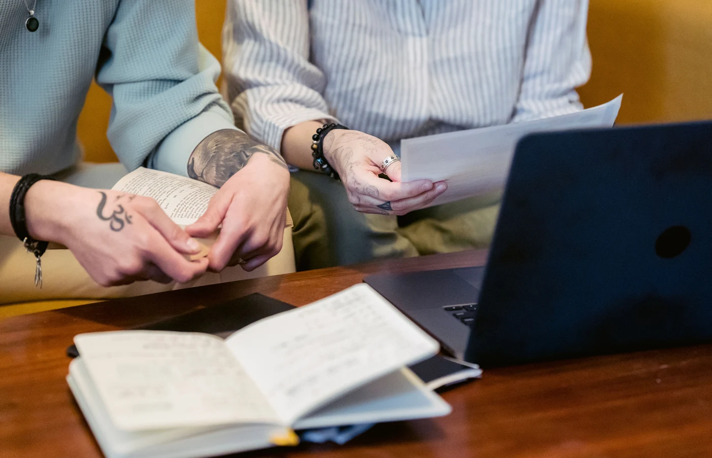 Deux collègues planifiant leurs prochaines actions avec des notes de travail