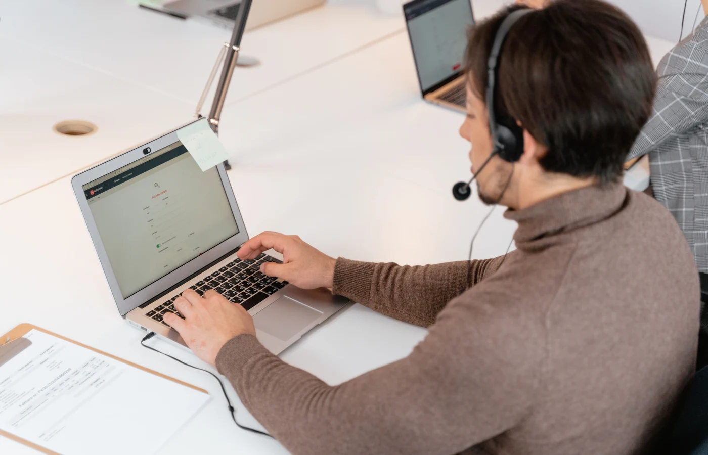 Professionnel appliquant une méthode numérique pendant sa journée de travail