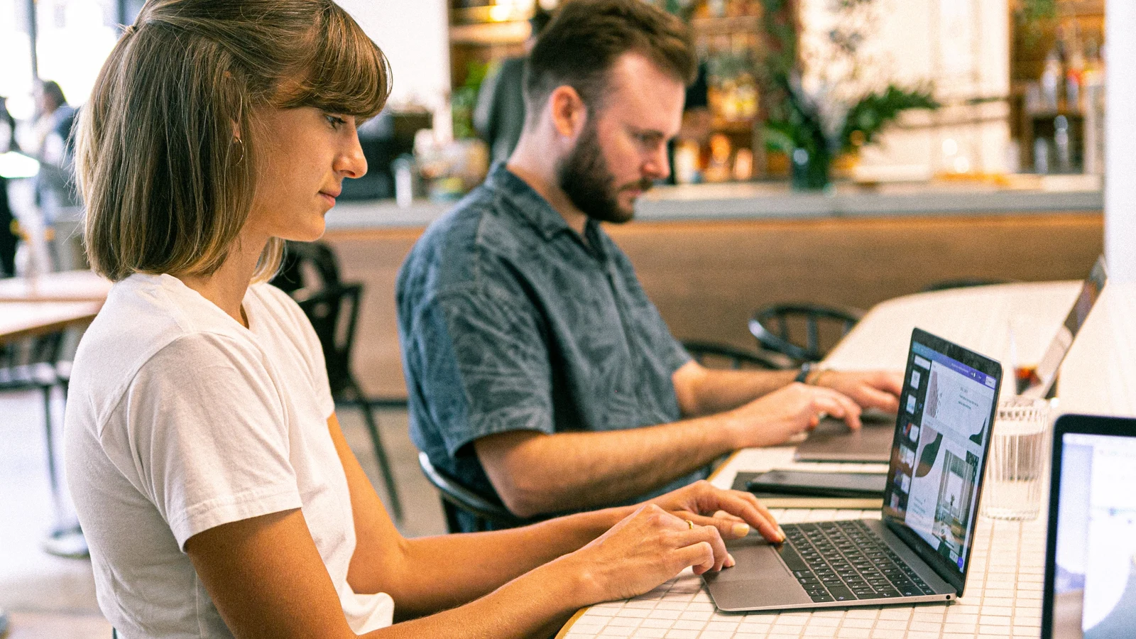 Professionnels d'une petite entreprise travaillant sur leur présence numérique