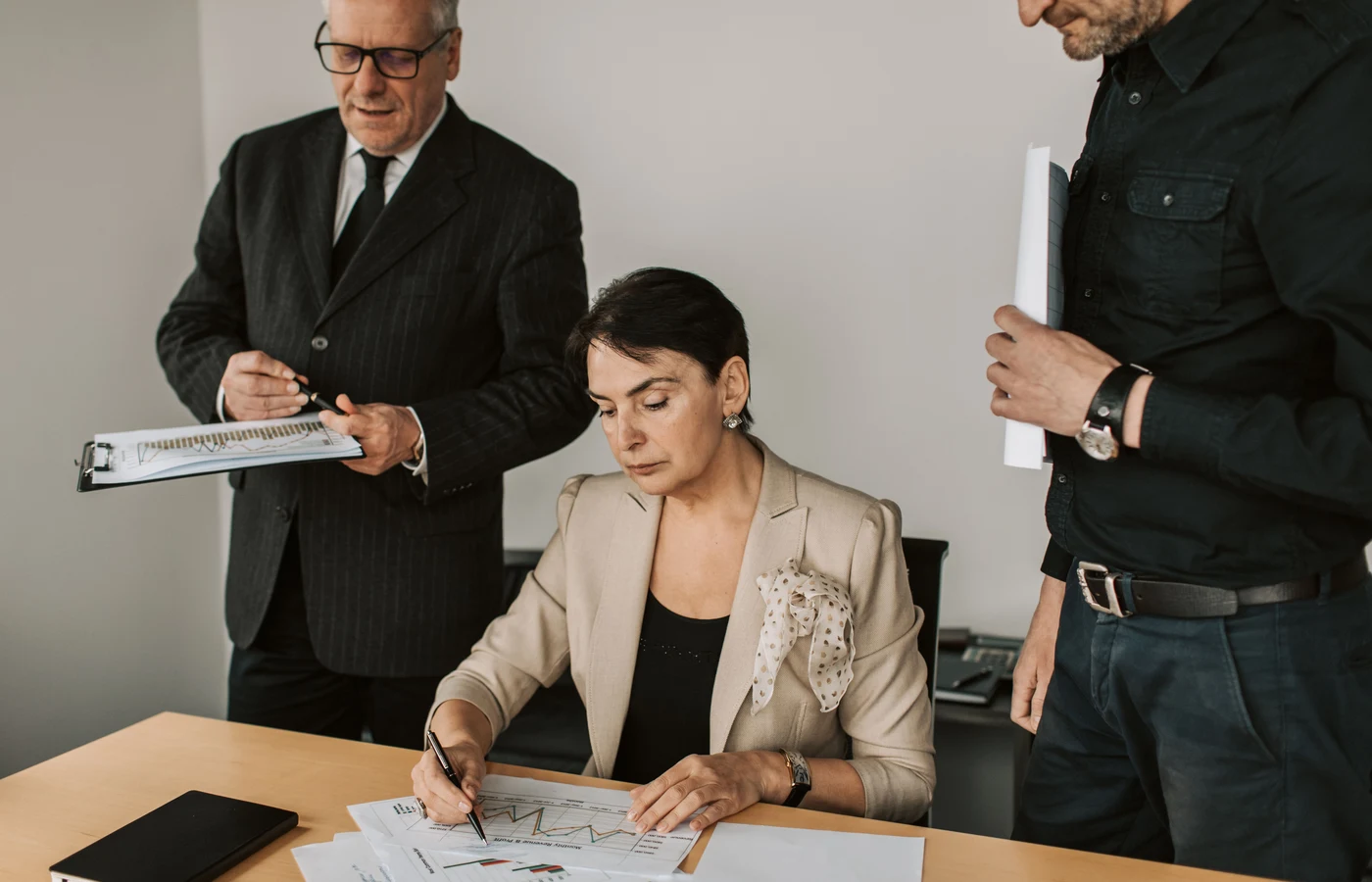 Petite équipe examinant les résultats et les prochaines actions à réaliser