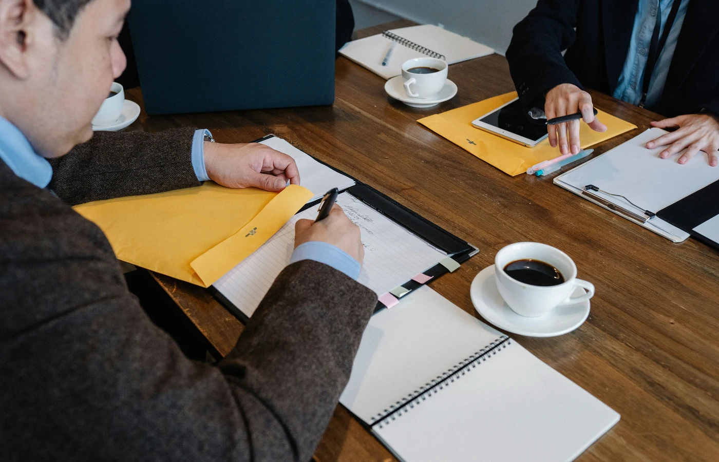 Deux collègues planifiant leurs prochaines actions avec des notes de travail