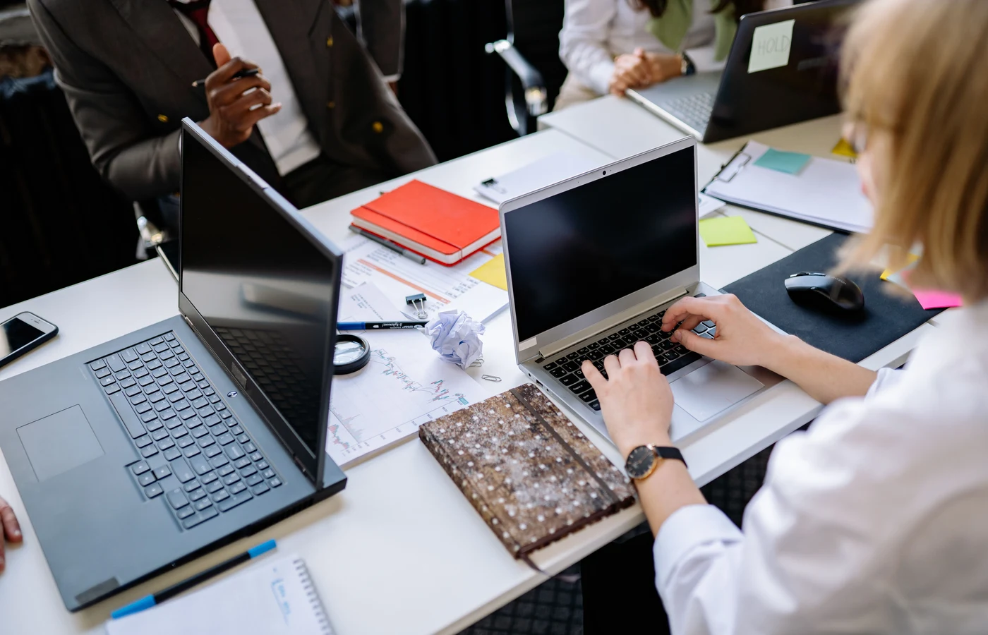 Deux collègues planifiant leurs prochaines actions avec des notes de travail