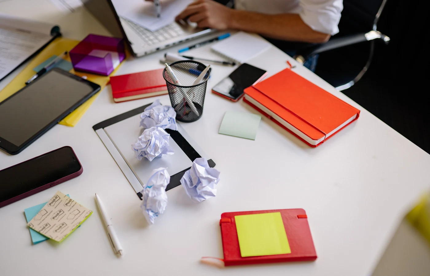 Professionnel appliquant une méthode numérique pendant sa journée de travail