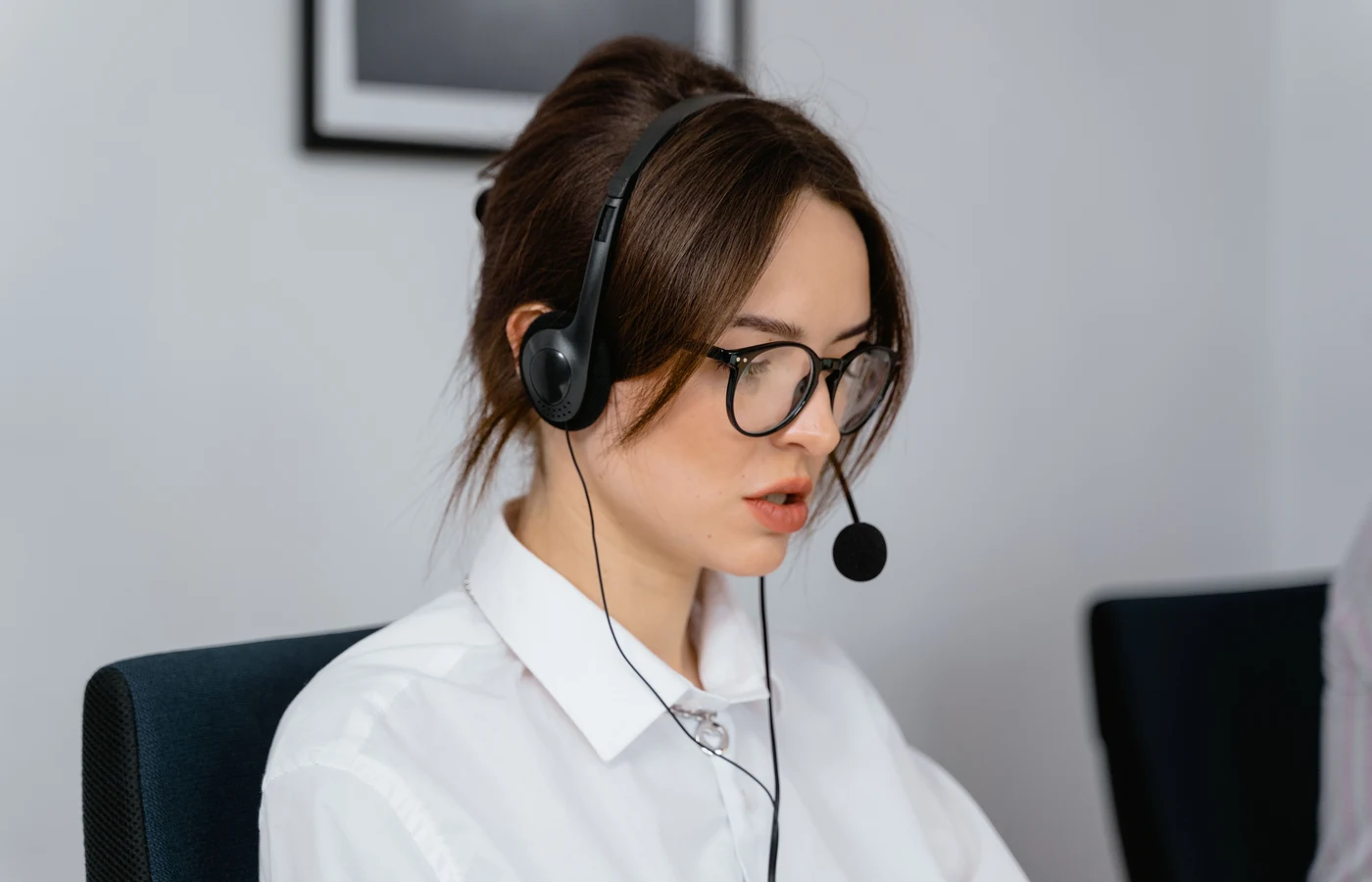 Professionnel appliquant une méthode numérique pendant sa journée de travail