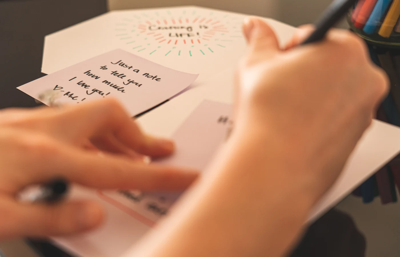 Deux collègues planifiant leurs prochaines actions avec des notes de travail