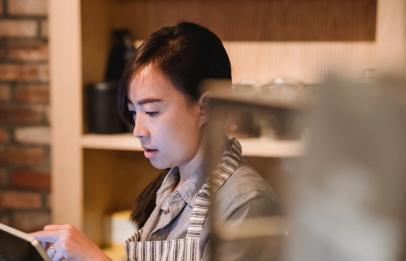 Professionnel appliquant une méthode numérique pendant sa journée de travail