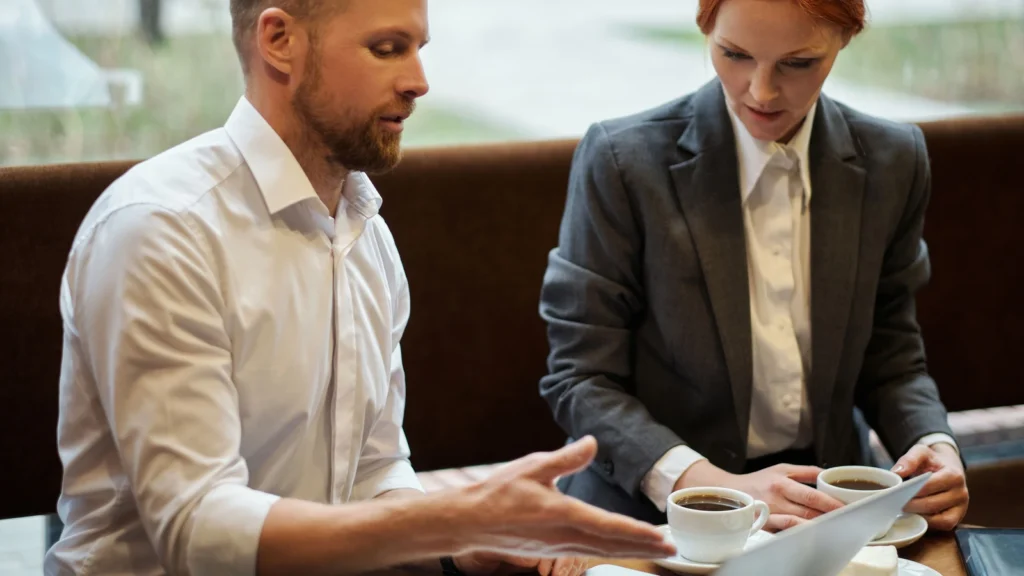 Professionnels d'une petite entreprise travaillant sur leur présence numérique