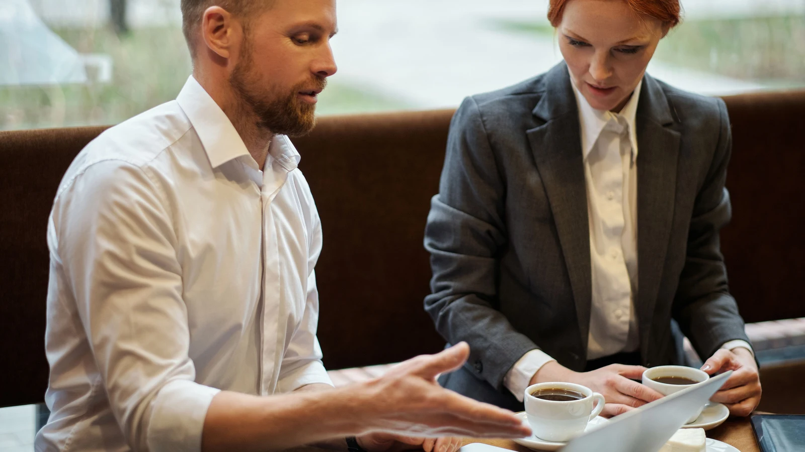 Professionnels d'une petite entreprise travaillant sur leur présence numérique