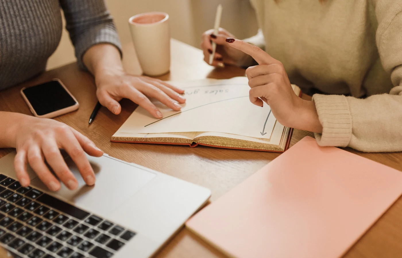 Deux collègues planifiant leurs prochaines actions avec des notes de travail