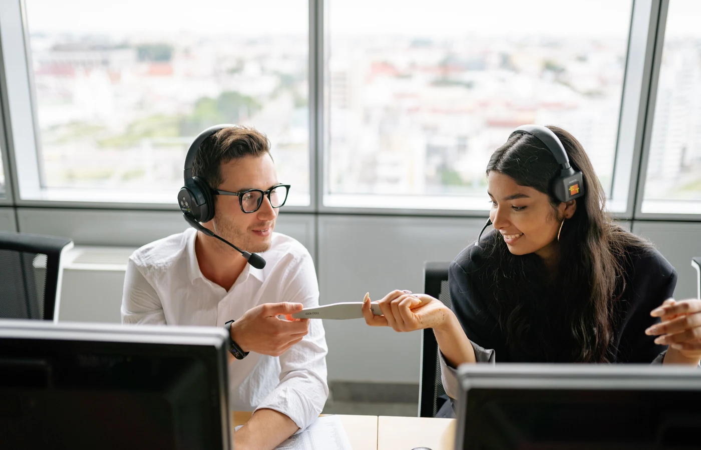 Professionnel appliquant une méthode numérique pendant sa journée de travail