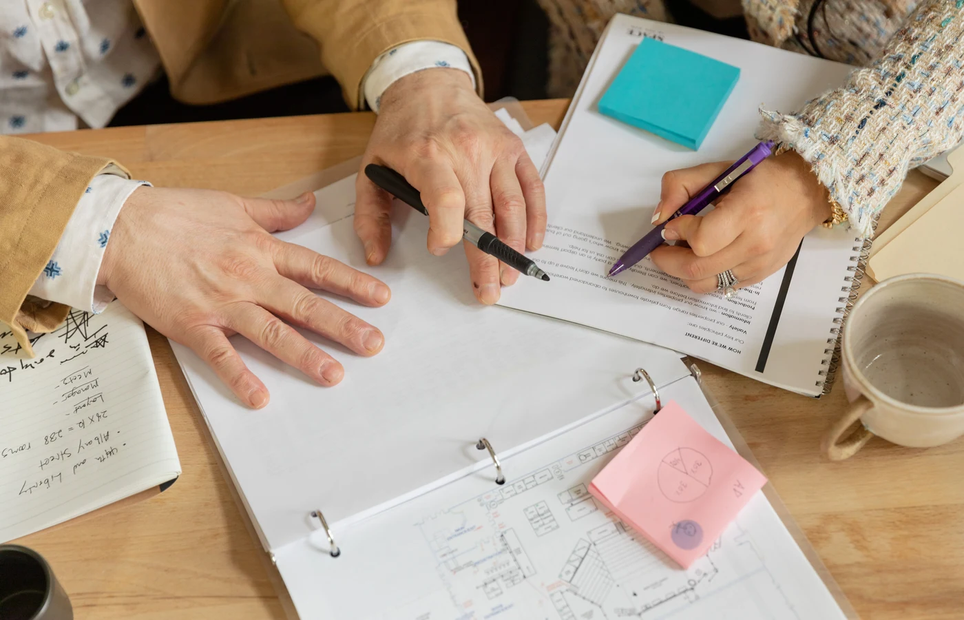 Deux collègues planifiant leurs prochaines actions avec des notes de travail
