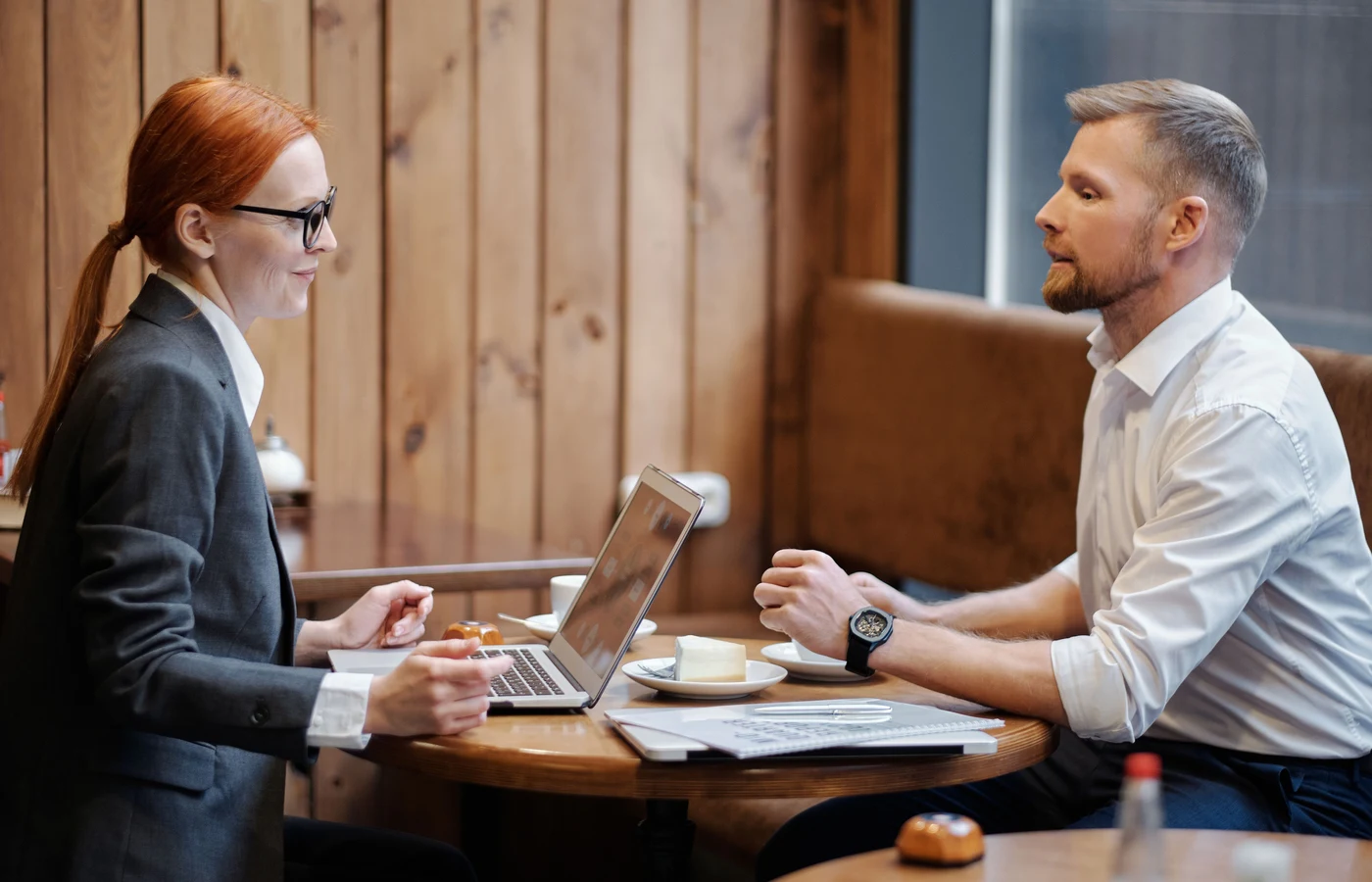 Professionnel appliquant une méthode numérique pendant sa journée de travail