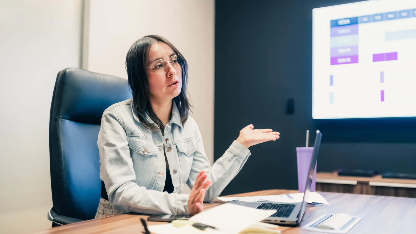 Professionnels d'une petite entreprise travaillant sur leur présence numérique