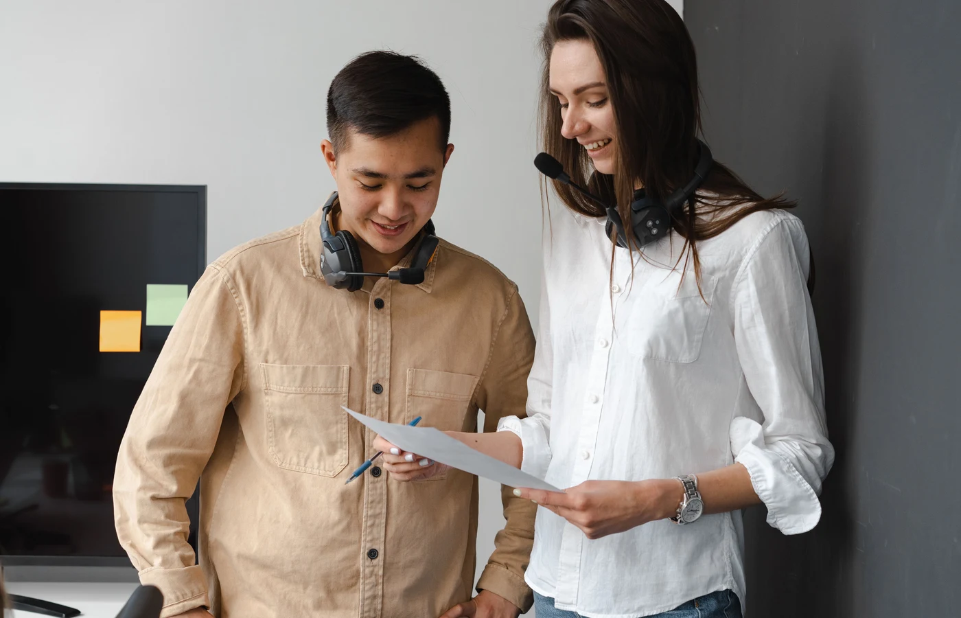 Petite équipe examinant les résultats et les prochaines actions à réaliser