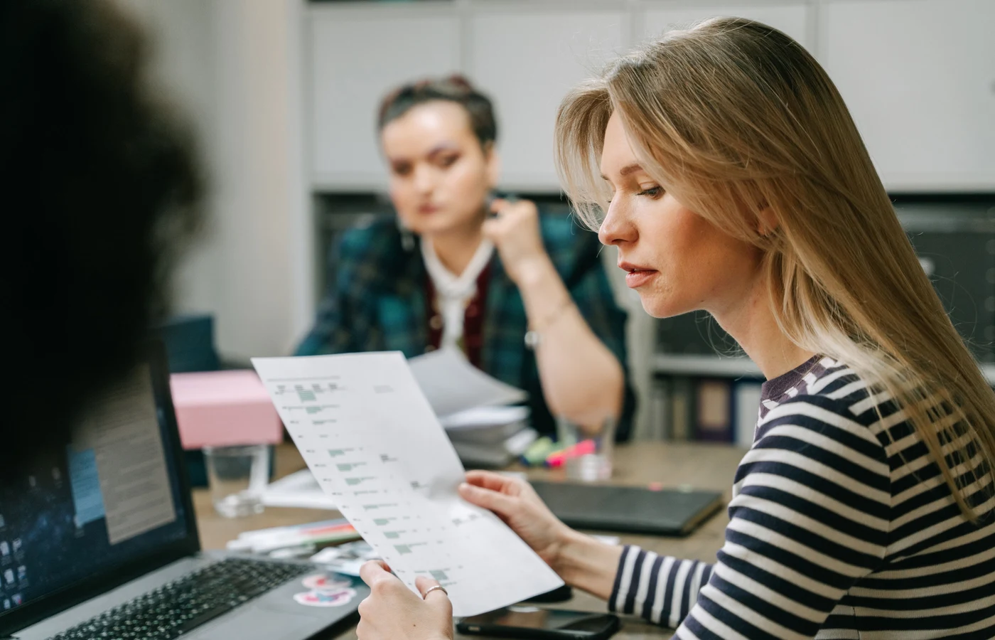 Deux collègues planifiant leurs prochaines actions avec des notes de travail