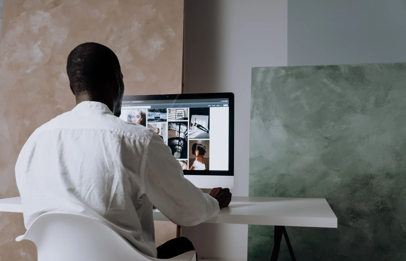 Professionnel appliquant une méthode numérique pendant sa journée de travail