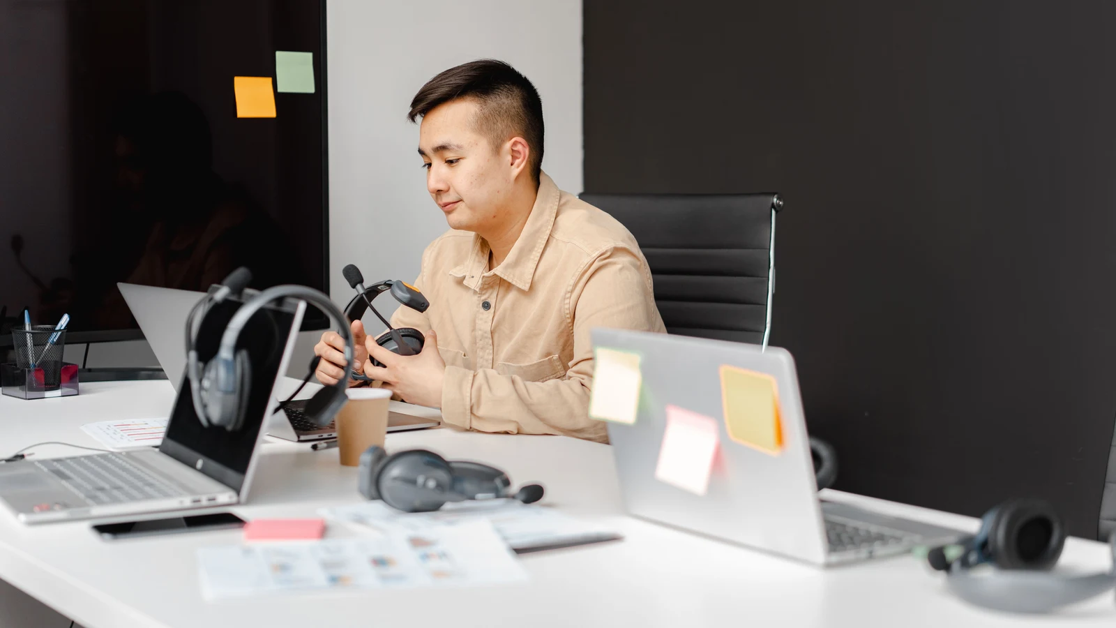 Professionnels d'une petite entreprise travaillant sur leur présence numérique