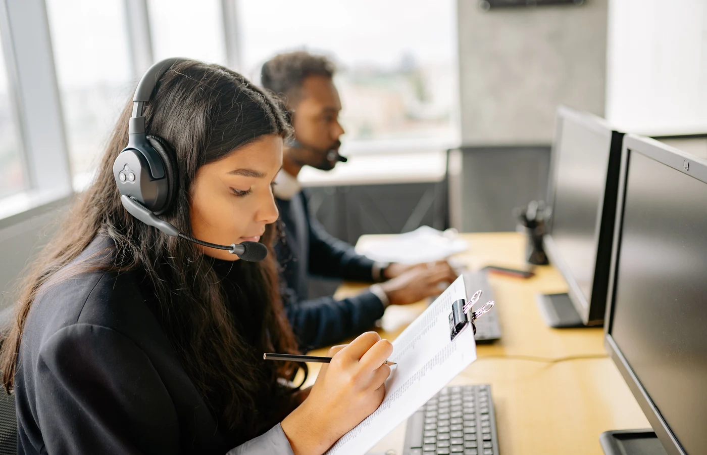 Petite équipe examinant les résultats et les prochaines actions à réaliser