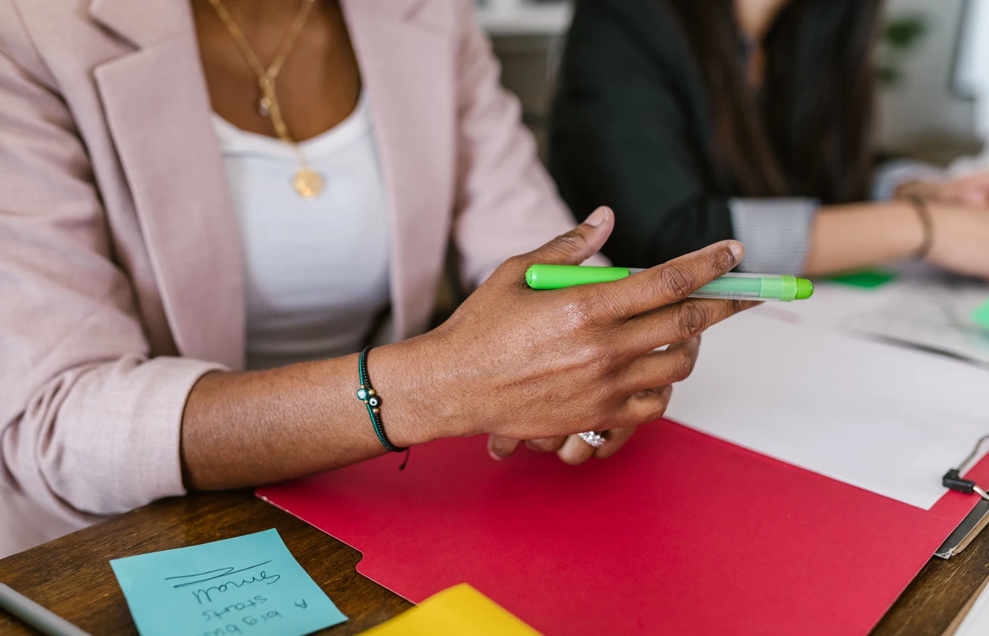 Deux collègues planifiant leurs prochaines actions avec des notes de travail