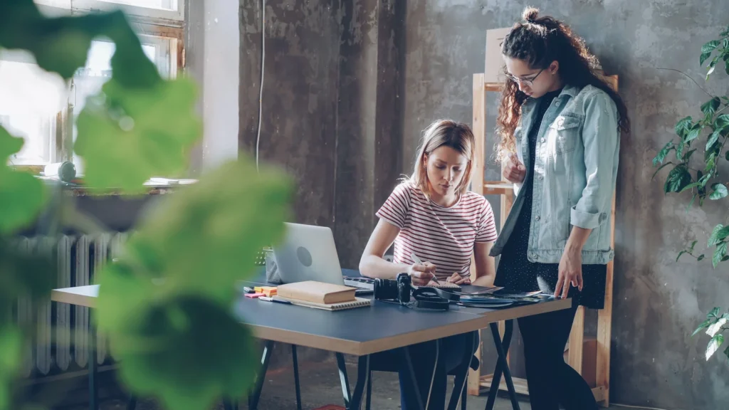 Professionnels d'une petite entreprise travaillant sur leur présence numérique