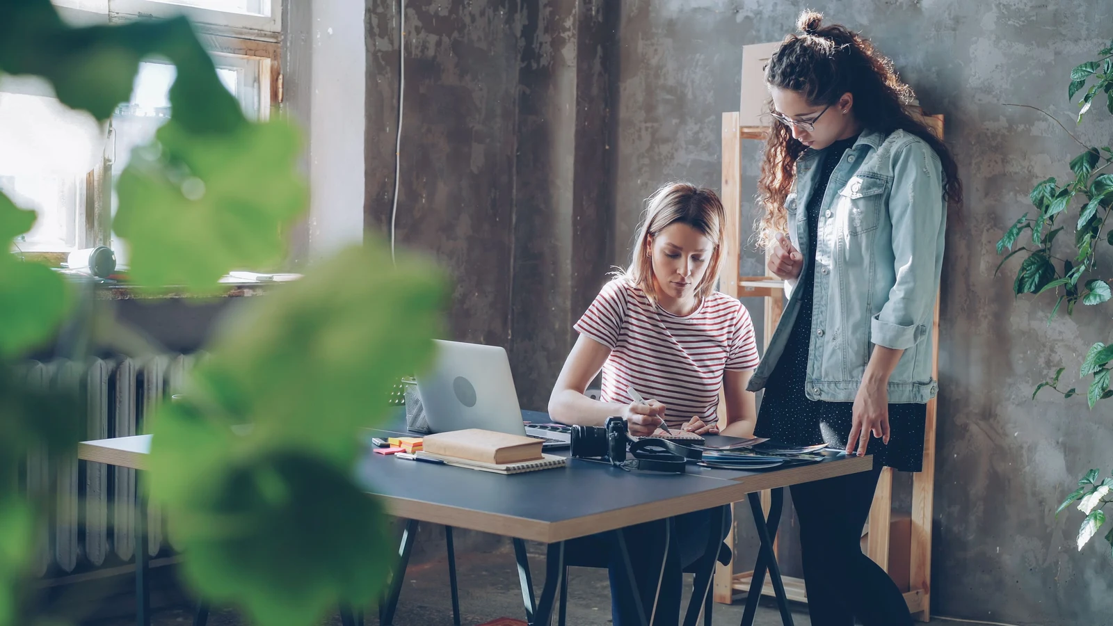 Professionnels d'une petite entreprise travaillant sur leur présence numérique