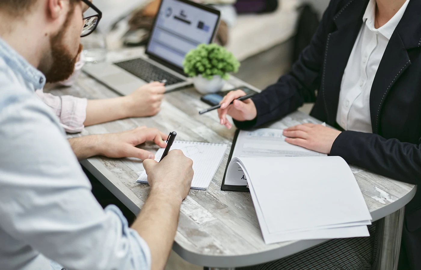 Deux collègues planifiant leurs prochaines actions avec des notes de travail
