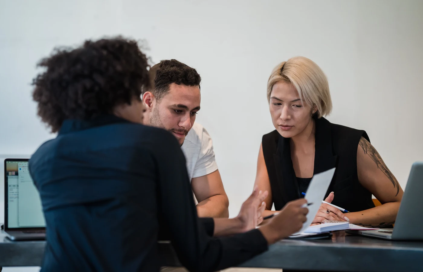 Professionnel appliquant une méthode numérique pendant sa journée de travail