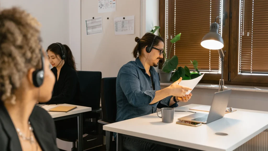 Professionnels d'une petite entreprise travaillant sur leur présence numérique