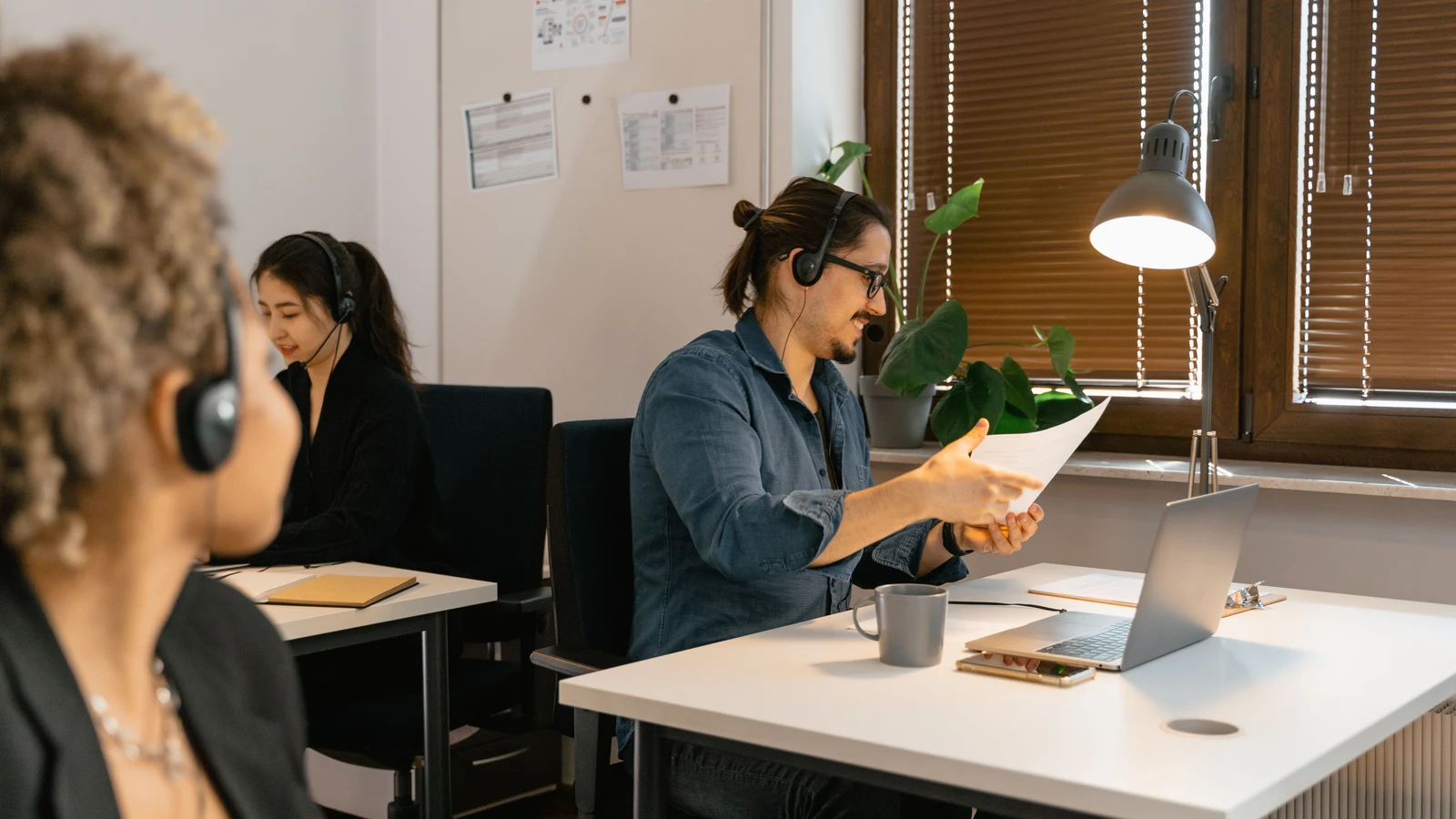 Professionnels d'une petite entreprise travaillant sur leur présence numérique