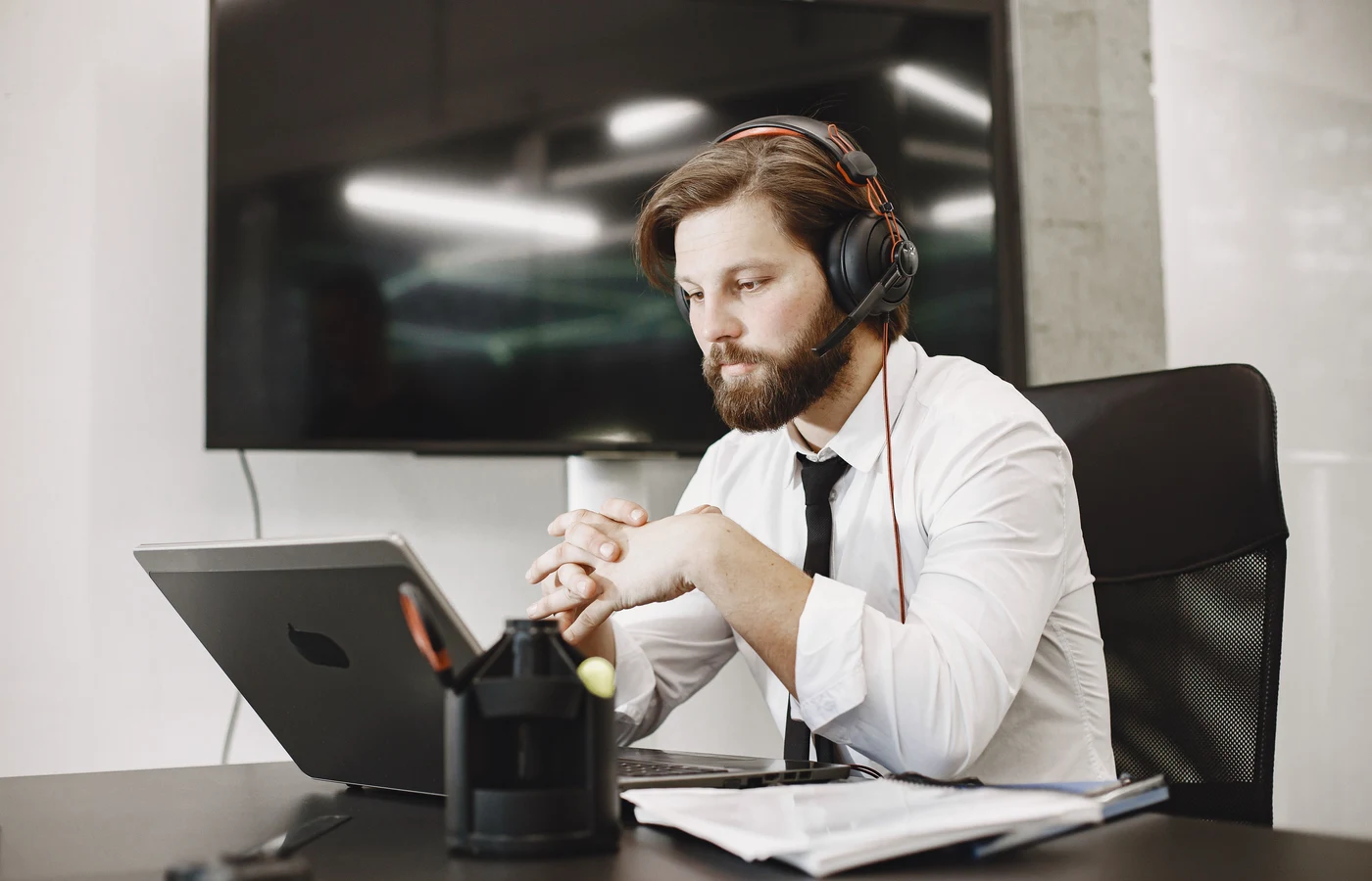 Professionnel appliquant une méthode numérique pendant sa journée de travail