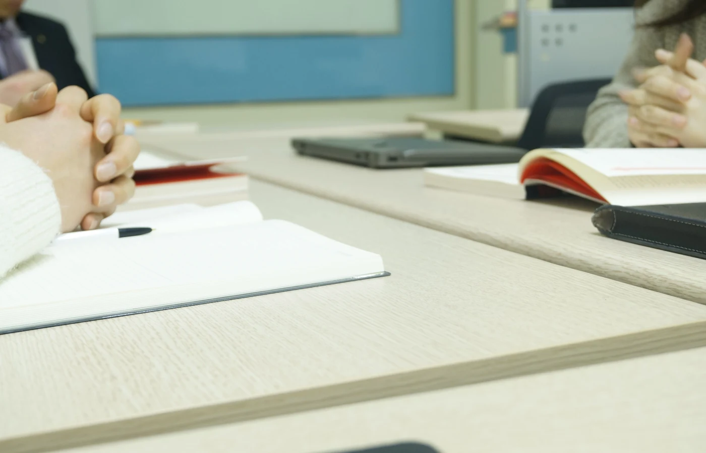 Deux collègues planifiant leurs prochaines actions avec des notes de travail