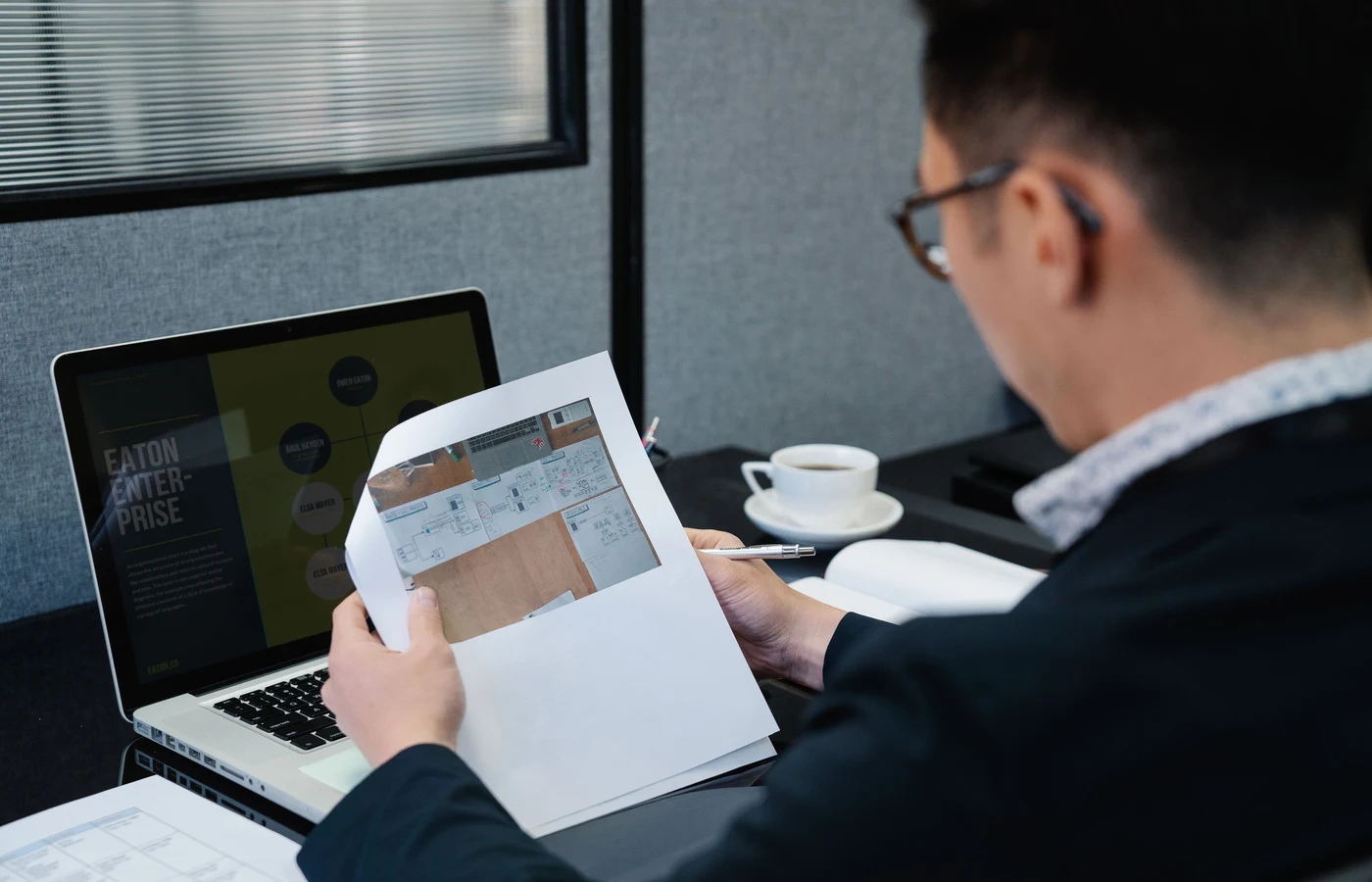 Professionnel appliquant une méthode numérique pendant sa journée de travail