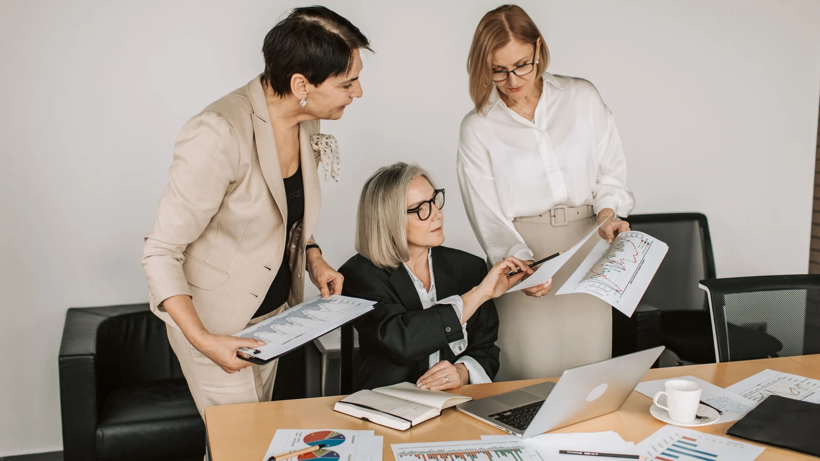 Professionnels d'une petite entreprise travaillant sur leur présence numérique
