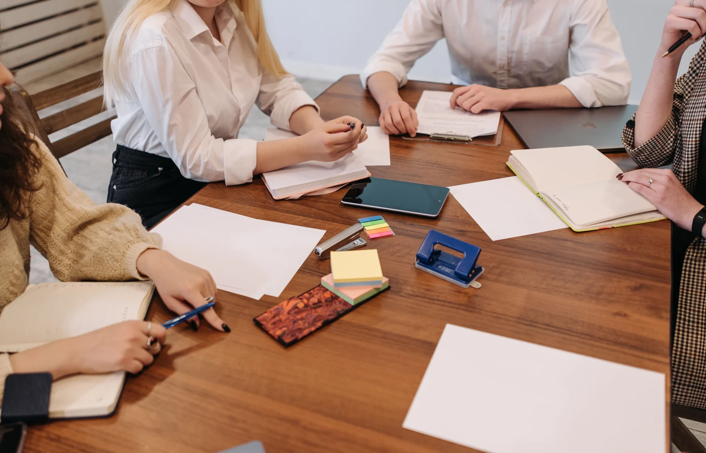 Petite équipe échangeant des idées de contenu autour d'une table