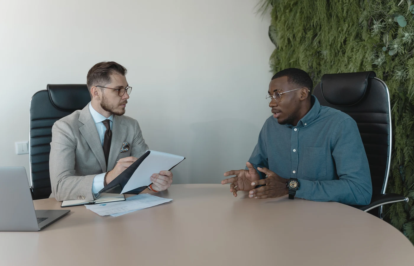 Consultante discutant des besoins de contenu avec un propriétaire d'entreprise