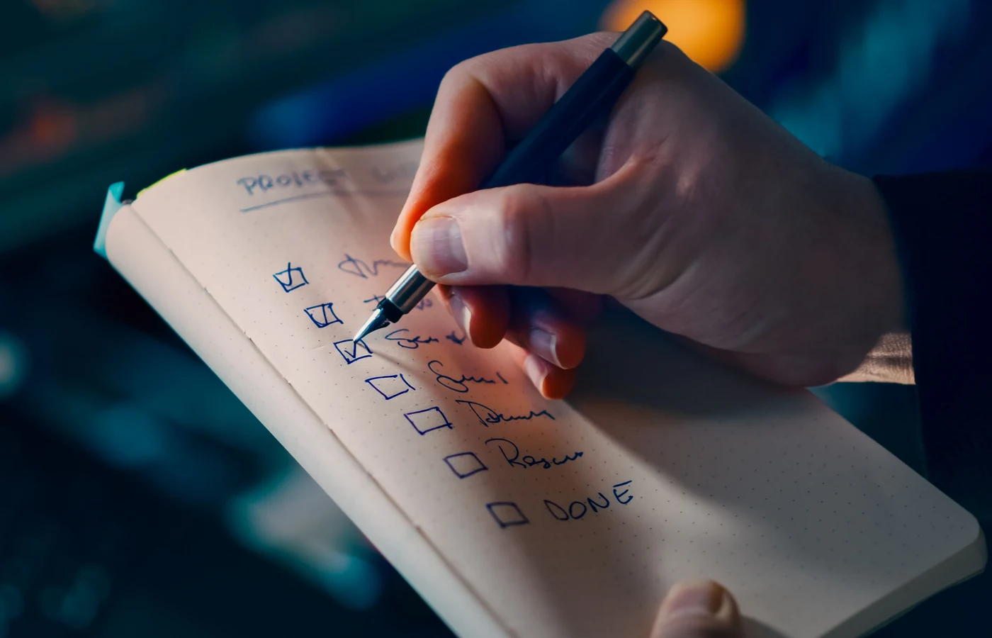 Responsable de contenu comparant des résultats avec ses notes de travail
