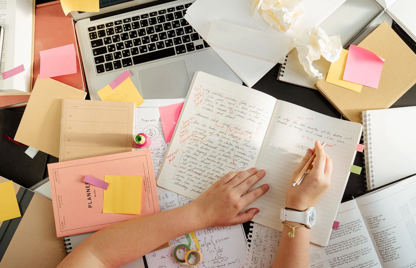 Personne organisant des idées de sujets sur des fiches de travail