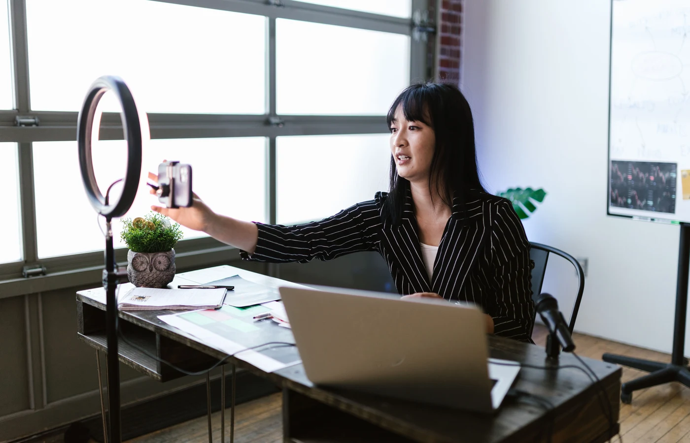 Professionnel appliquant une méthode numérique pendant sa journée de travail