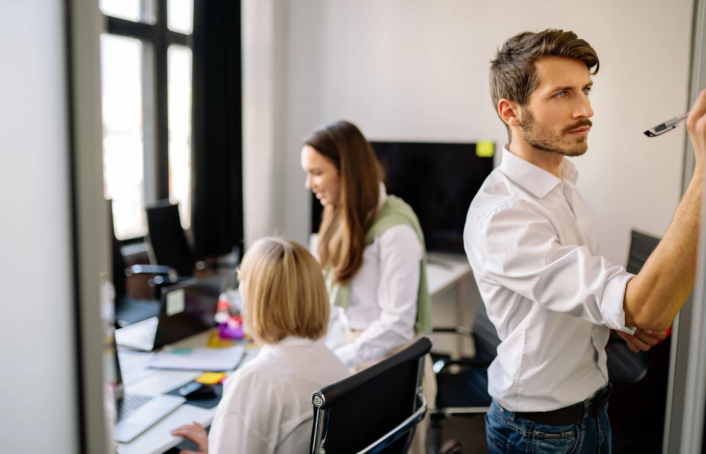 Professionnel appliquant une méthode numérique pendant sa journée de travail