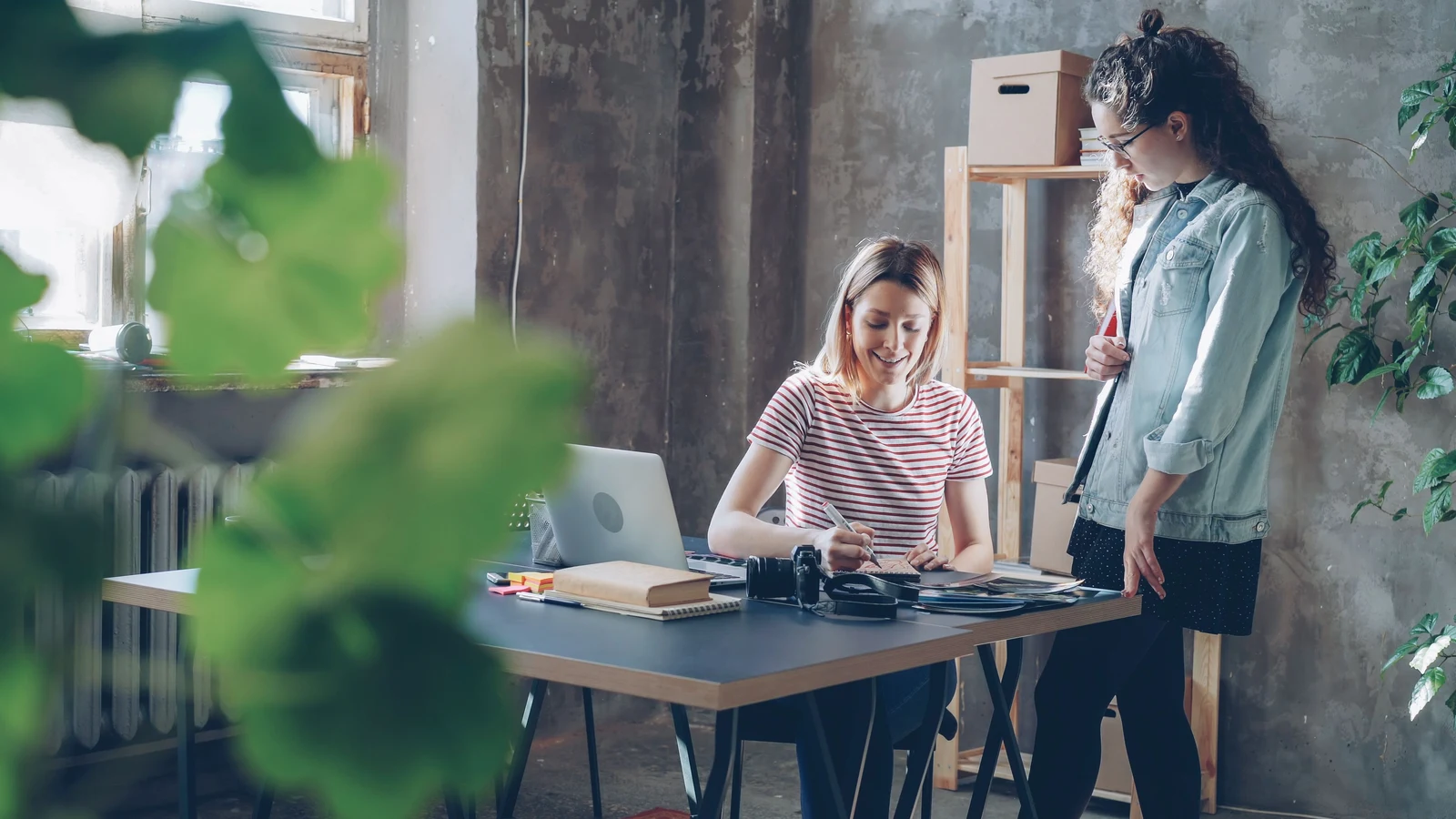 Professionnels d'une petite entreprise travaillant sur leur présence numérique