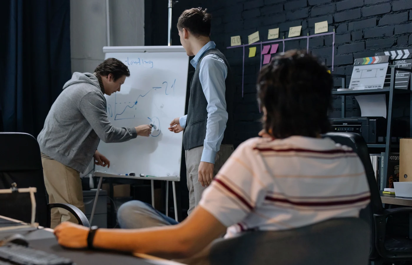 Petite équipe examinant les résultats et les prochaines actions à réaliser