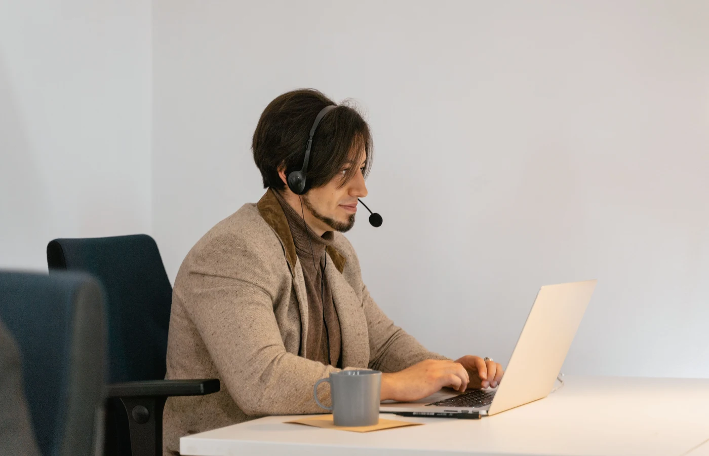 Professionnel appliquant une méthode numérique pendant sa journée de travail