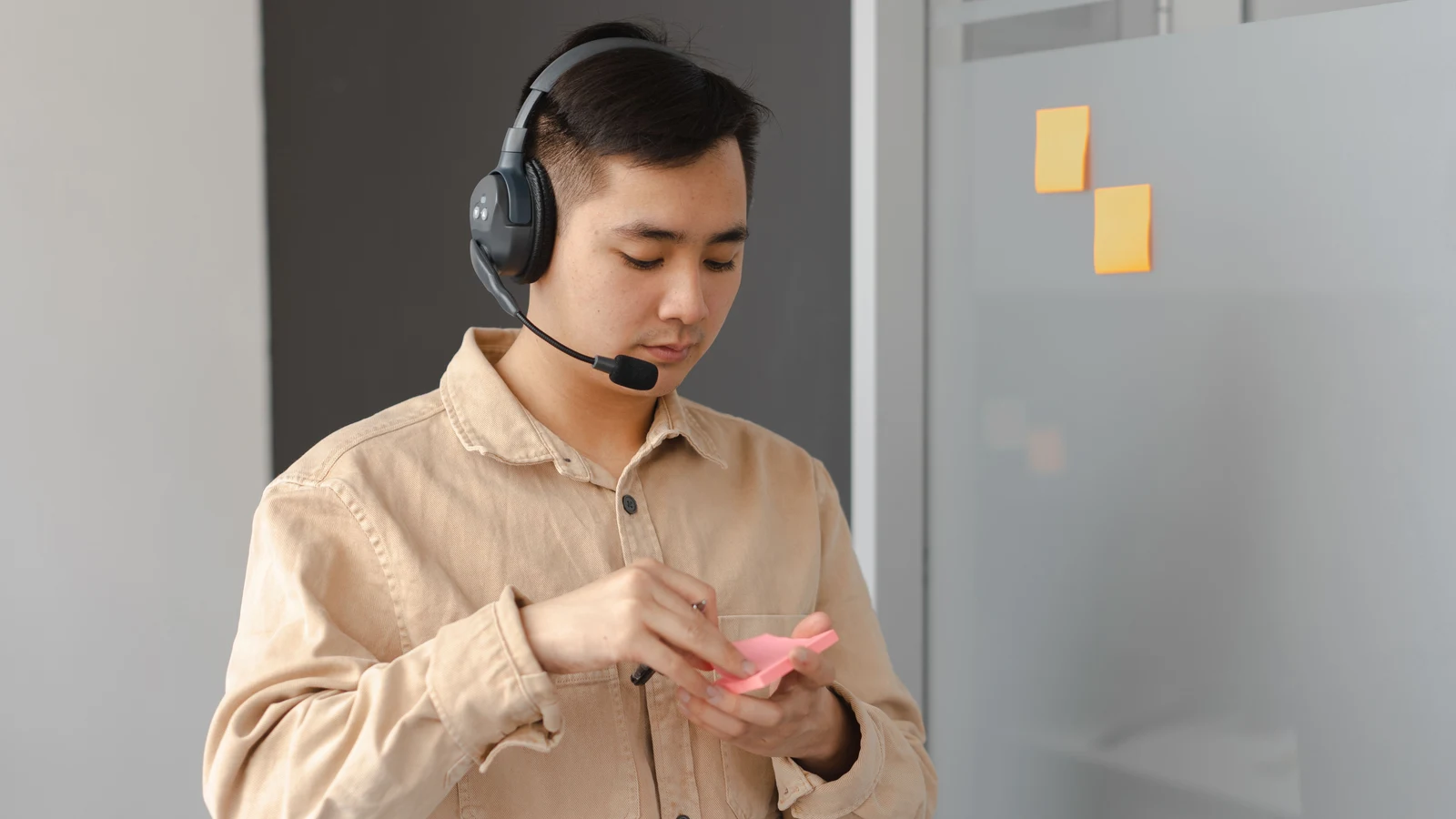 Professionnels d'une petite entreprise travaillant sur leur présence numérique