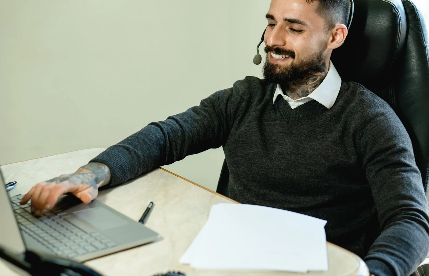 Professionnel appliquant une méthode numérique pendant sa journée de travail