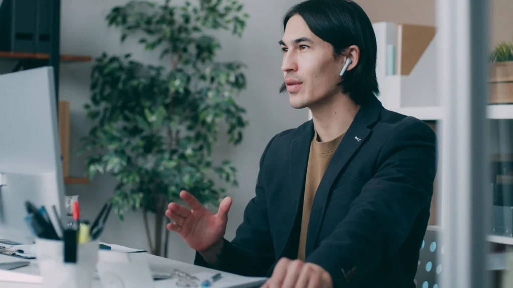 Professionnels d'une petite entreprise travaillant sur leur présence numérique