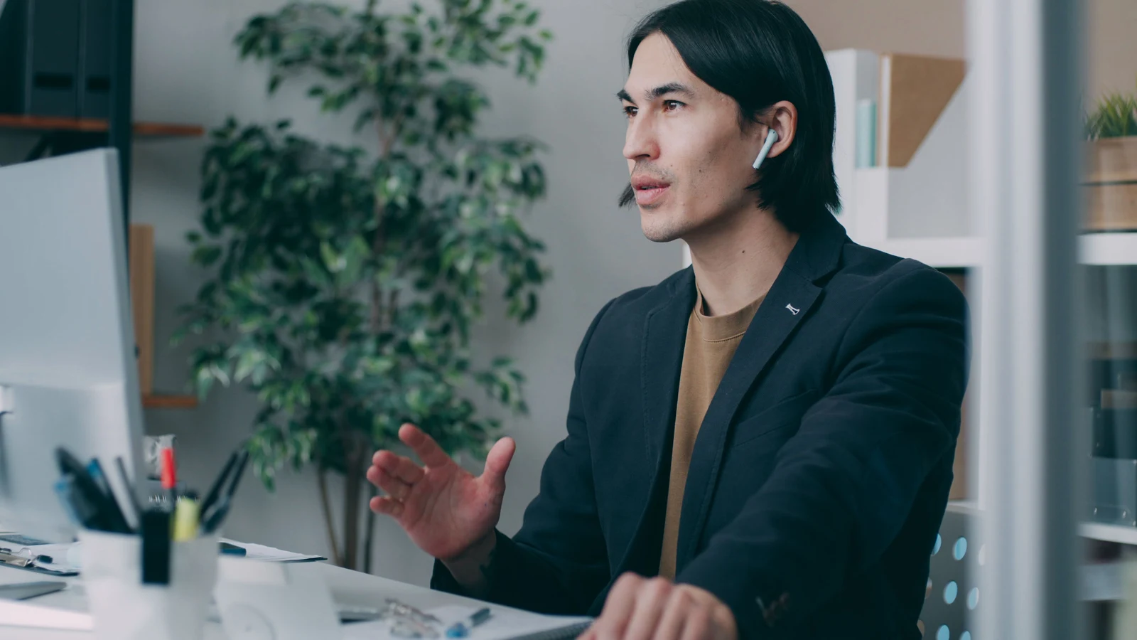 Professionnels d'une petite entreprise travaillant sur leur présence numérique