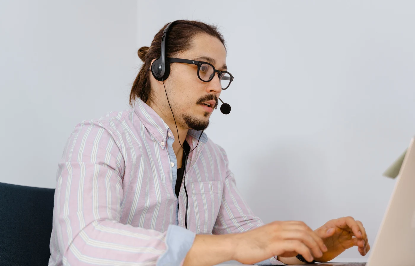 Professionnel appliquant une méthode numérique pendant sa journée de travail