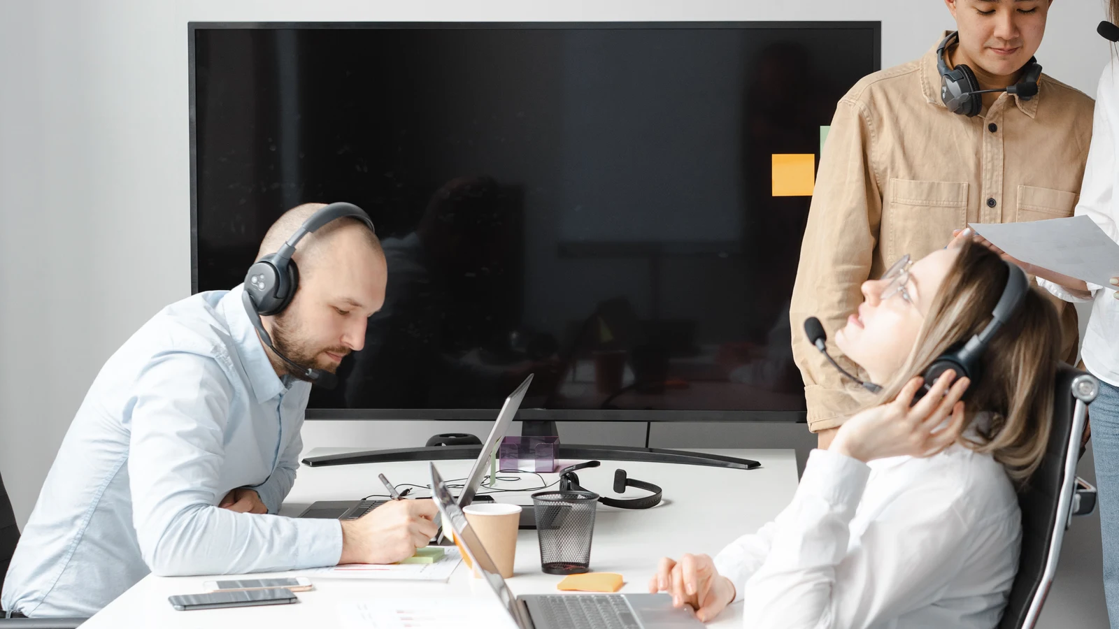 Professionnels d'une petite entreprise travaillant sur leur présence numérique