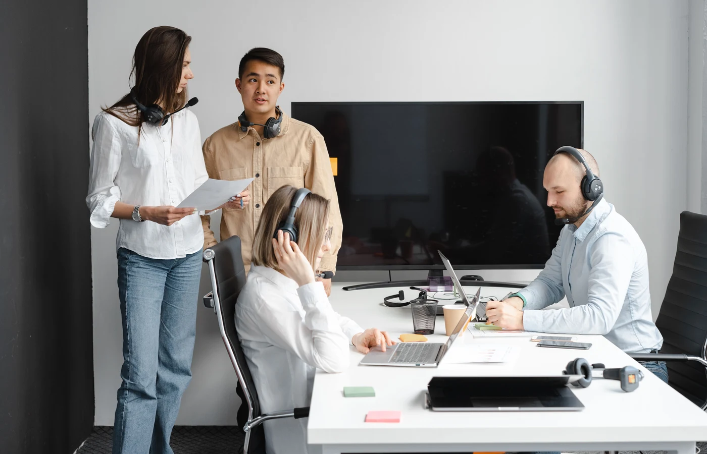 Petite équipe examinant les résultats et les prochaines actions à réaliser